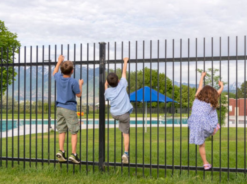 Swimming pools for children should have fences